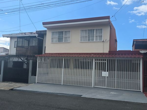 VENTA DE CASA INDEPENDIENTE DE DOS PLANTAS EN TIBÁS CENTRO, San Juan, San José Province, Tibas, Costa Rica — foto 1 de 5