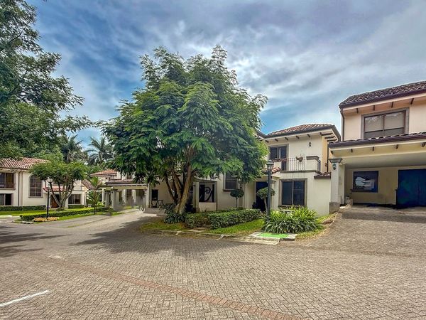 VENTA DE CASA EN SOLAR DEL VALLE CON AMPLÍO JARDÍN, San José Province, Río Oro, Costa Rica