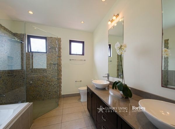 21405 - Luxury house with 4 bedrooms, terrace, and garden in an exclusive condominium, Río Oro, San José Province, Santa Ana, Costa Rica — photo 3 of 5