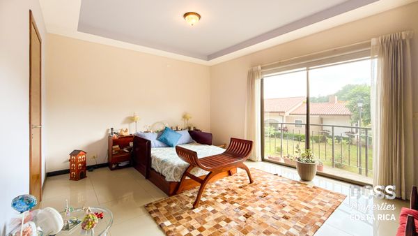 Casa de 3 Niveles en Hacienda Los Reyes – 3 Habitaciones + Parqueo 4 Vehículos, Condominio Los Diamantes, Alajuela Province, Alajuela, Guácima Abajo, Costa Rica — photo 5 of 5