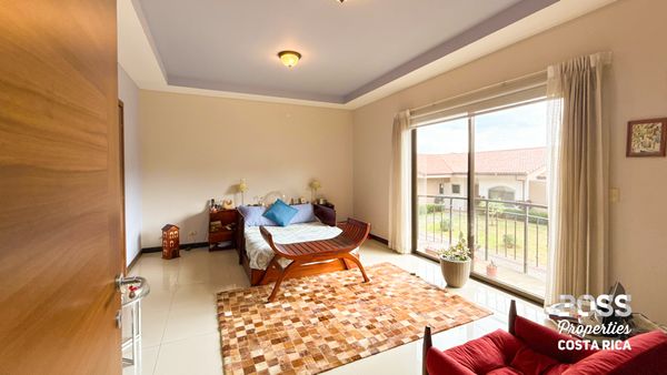 Casa de 3 Niveles en Hacienda Los Reyes – 3 Habitaciones + Parqueo 4 Vehículos, Condominio Los Diamantes, Alajuela Province, Alajuela, Guácima Abajo, Costa Rica — photo 2 of 5