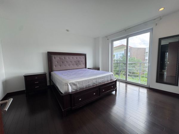 Apartamento FULL AMOBLADO en Distrito 4, Escazú, Distrito Cuatro Residencias, San José Province, San Rafael de Escazú, Guachipelin, Costa Rica — photo 2 of 5