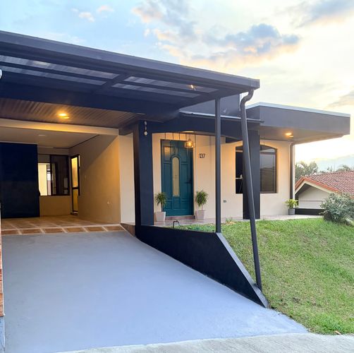 OPORTUNIDAD 😍 Hermosa Casa en Venta o Alquiler 😍 Condominio Lomas del Bosque, Condomino Lomas del Bosque, C/ Fanal, Alajuela Province, Grecia, Costa Rica — photo 1 of 5